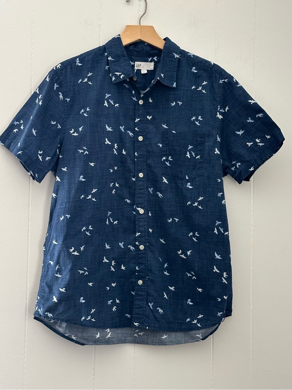 GAP Navy Short-Sleeve Button-Down Shirt with White Bird Print Size Large
